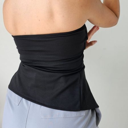 Top strapless para mujer con lazos de satín y abertura frontal. Disponible en colores vinotinto, beige, rojo, blanco, negro y verde esmeralda. Top corto estilo coquette en talla única. Moda femenina Jessi Boutique.