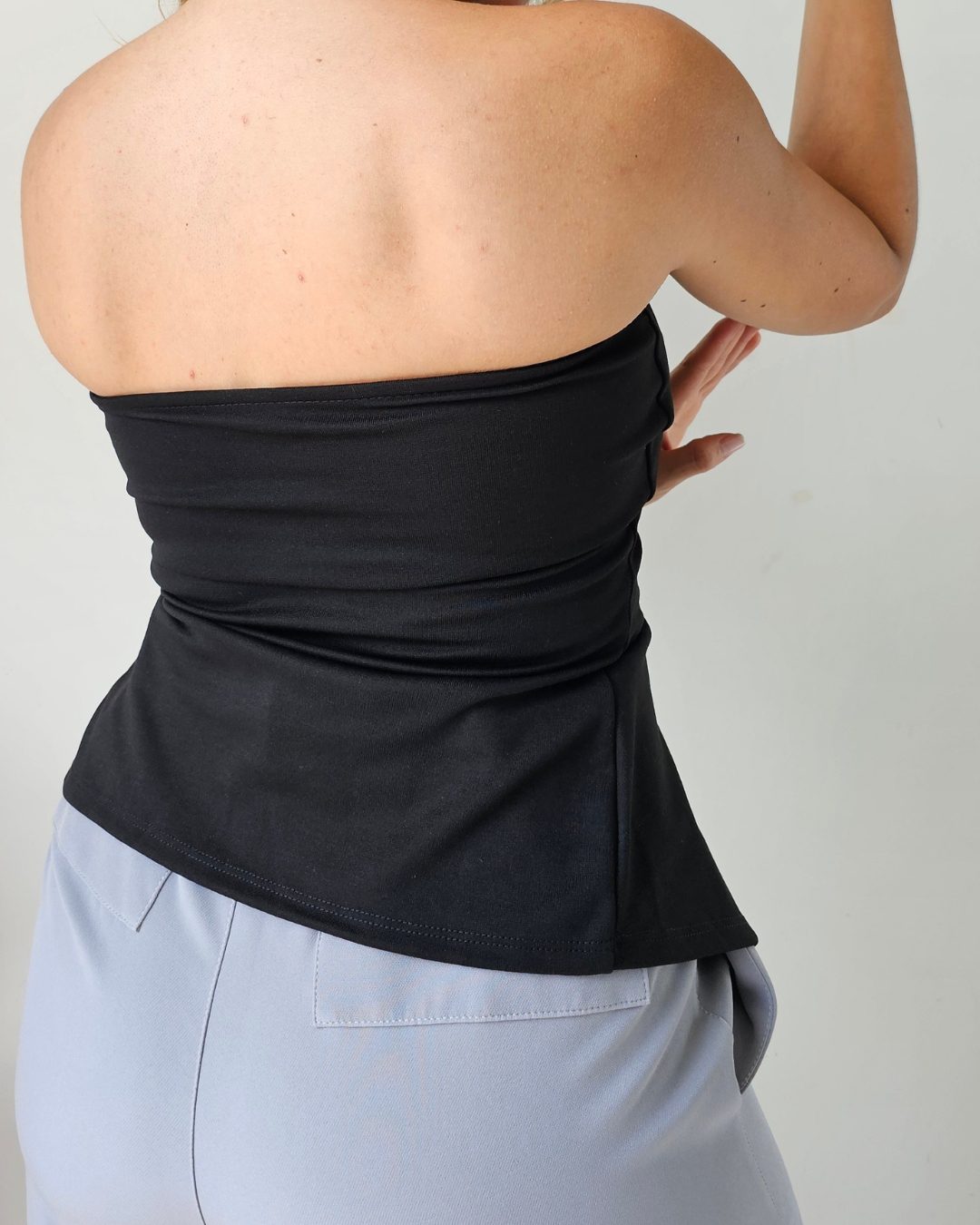 Top strapless para mujer con lazos de satín y abertura frontal. Disponible en colores vinotinto, beige, rojo, blanco, negro y verde esmeralda. Top corto estilo coquette en talla única. Moda femenina Jessi Boutique.