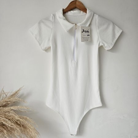 Body para mujer en tejido rip de algodón con cuello polo y cierre de cremallera. Body de manga corta disponible en colores blanco, negro, café, verde menta y beige. Tallas SM y ML. Jessi Boutique.