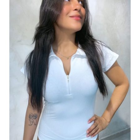 Body para mujer en tejido rip de algodón con cuello polo y cierre de cremallera. Body de manga corta disponible en colores blanco, negro, café, verde menta y beige. Tallas SM y ML. Jessi Boutique.