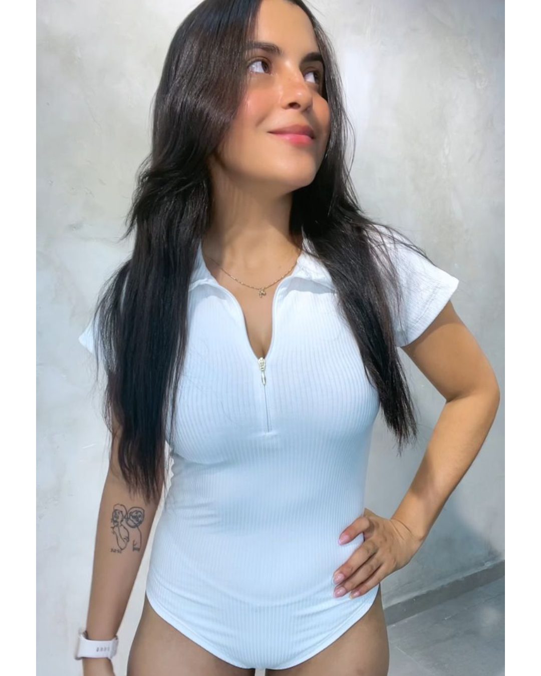 Body para mujer en tejido rip de algodón con cuello polo y cierre de cremallera. Body de manga corta disponible en colores blanco, negro, café, verde menta y beige. Tallas SM y ML. Jessi Boutique.