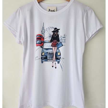 Camiseta blanca para mujer en tela piel de durazno con estampados sublimados de mariposas, flores y moda. Camiseta de cuello redondo y manga corta. Talla única. Jessi Boutique.