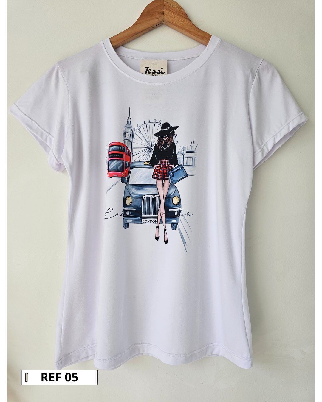 Camiseta blanca para mujer en tela piel de durazno con estampados sublimados de mariposas, flores y moda. Camiseta de cuello redondo y manga corta. Talla única. Jessi Boutique.