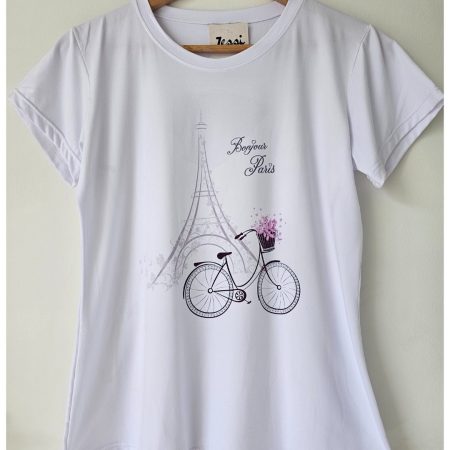 Camiseta blanca para mujer en tela piel de durazno con estampados sublimados de mariposas, flores y moda. Camiseta de cuello redondo y manga corta. Talla única. Jessi Boutique.