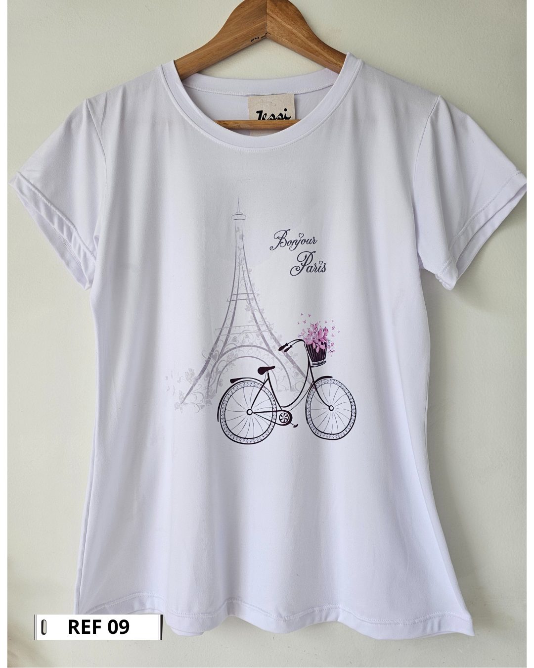 Camiseta blanca para mujer en tela piel de durazno con estampados sublimados de mariposas, flores y moda. Camiseta de cuello redondo y manga corta. Talla única. Jessi Boutique.