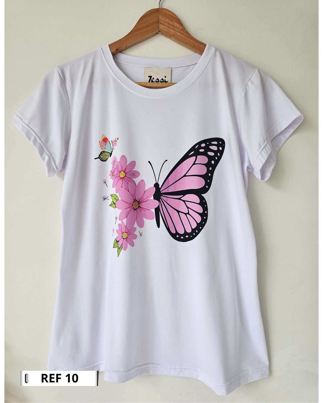 Camiseta blanca para mujer en tela piel de durazno con estampados sublimados de mariposas, flores y moda. Camiseta de cuello redondo y manga corta. Talla única. Jessi Boutique.