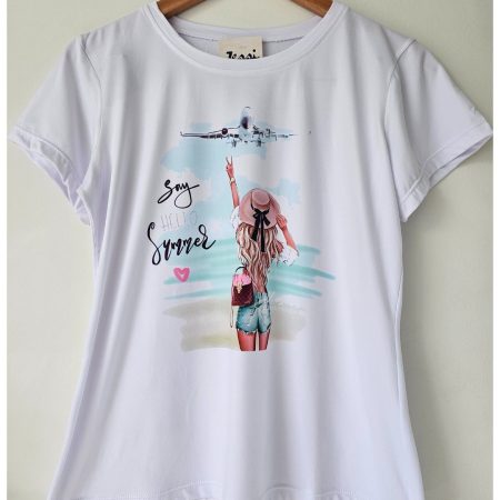 Camiseta blanca para mujer en tela piel de durazno con estampados sublimados de mariposas, flores y moda. Camiseta de cuello redondo y manga corta. Talla única. Jessi Boutique.