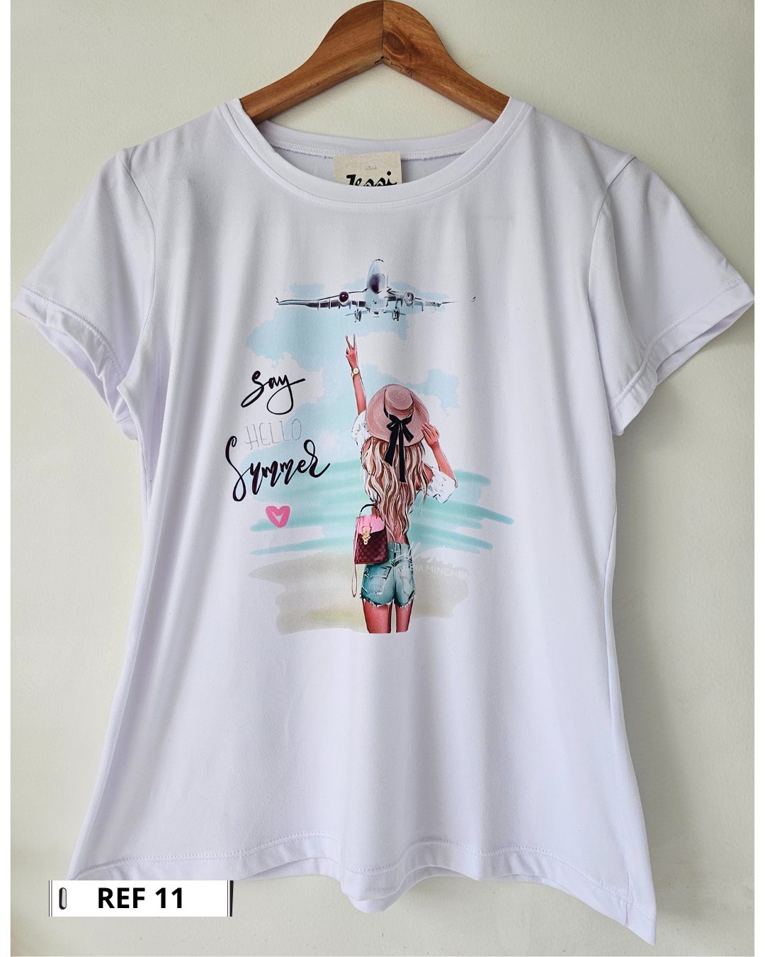 Camiseta blanca para mujer en tela piel de durazno con estampados sublimados de mariposas, flores y moda. Camiseta de cuello redondo y manga corta. Talla única. Jessi Boutique.
