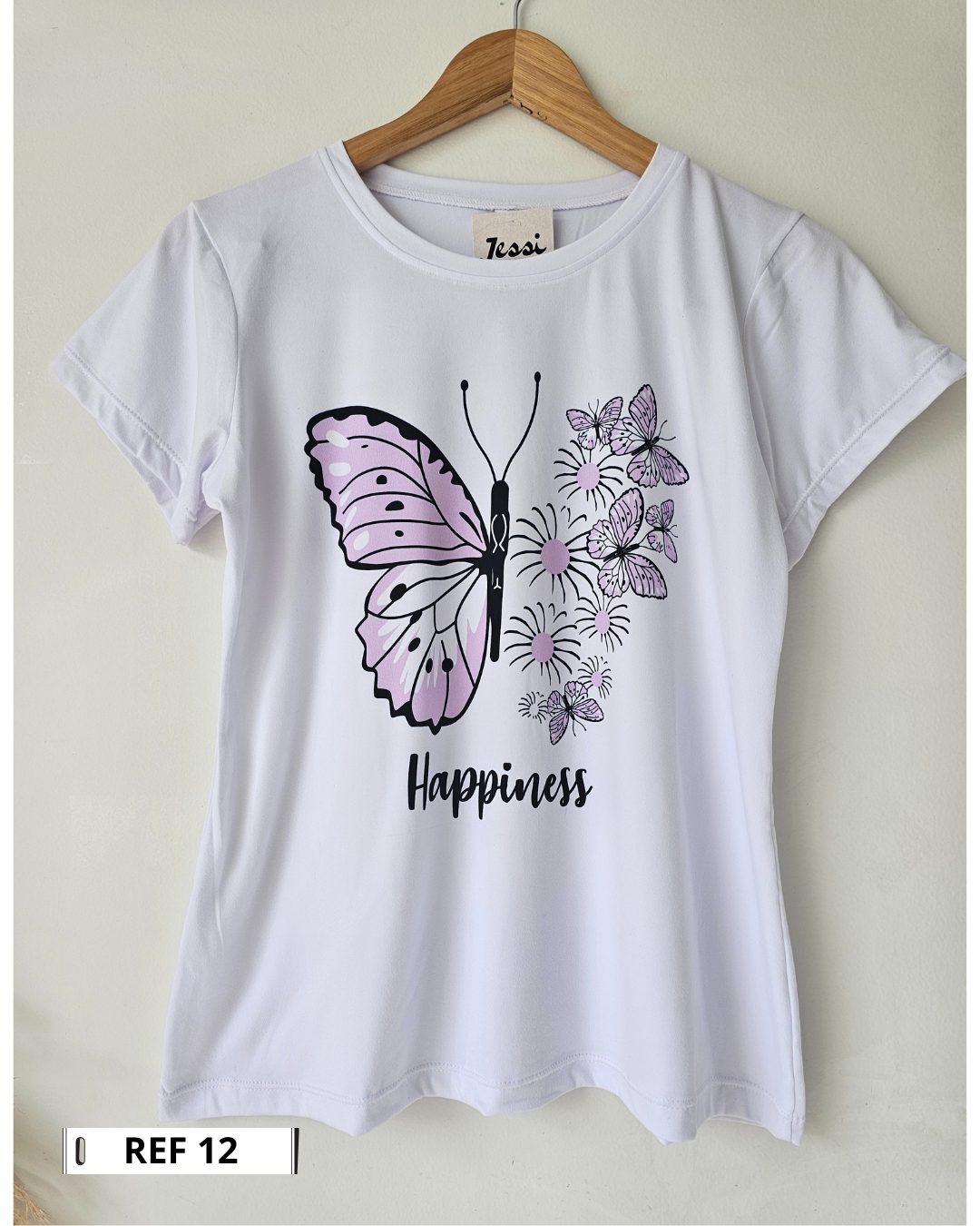 Camiseta blanca para mujer en tela piel de durazno con estampados sublimados de mariposas, flores y moda. Camiseta de cuello redondo y manga corta. Talla única. Jessi Boutique.