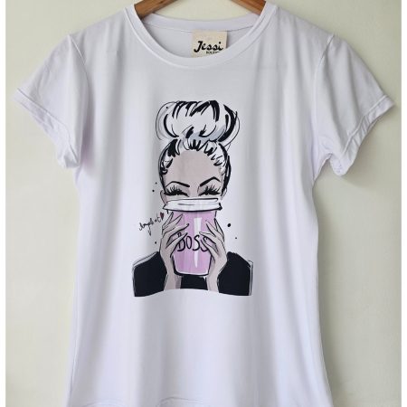 Camiseta blanca para mujer en tela piel de durazno con estampados sublimados de mariposas, flores y moda. Camiseta de cuello redondo y manga corta. Talla única. Jessi Boutique.
