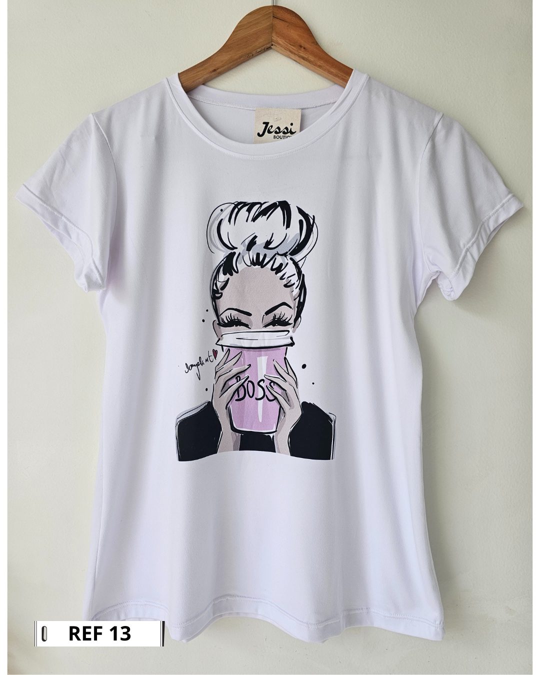 Camiseta blanca para mujer en tela piel de durazno con estampados sublimados de mariposas, flores y moda. Camiseta de cuello redondo y manga corta. Talla única. Jessi Boutique.