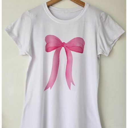 Camiseta blanca para mujer en tela piel de durazno con estampados sublimados de mariposas, flores y moda. Camiseta de cuello redondo y manga corta. Talla única. Jessi Boutique.