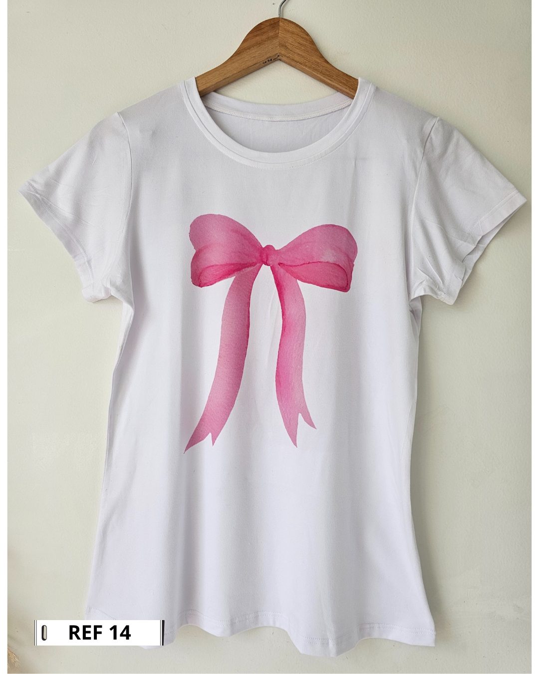 Camiseta blanca para mujer en tela piel de durazno con estampados sublimados de mariposas, flores y moda. Camiseta de cuello redondo y manga corta. Talla única. Jessi Boutique.