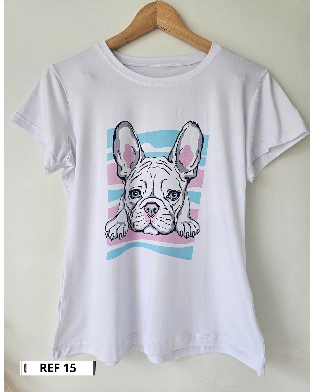 Camiseta blanca para mujer en tela piel de durazno con estampados sublimados de mariposas, flores y moda. Camiseta de cuello redondo y manga corta. Talla única. Jessi Boutique.