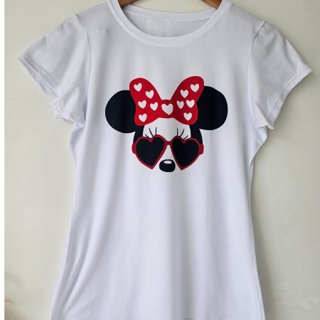 Camiseta blanca para mujer en tela piel de durazno con estampados sublimados de mariposas, flores y moda. Camiseta de cuello redondo y manga corta. Talla única. Jessi Boutique.