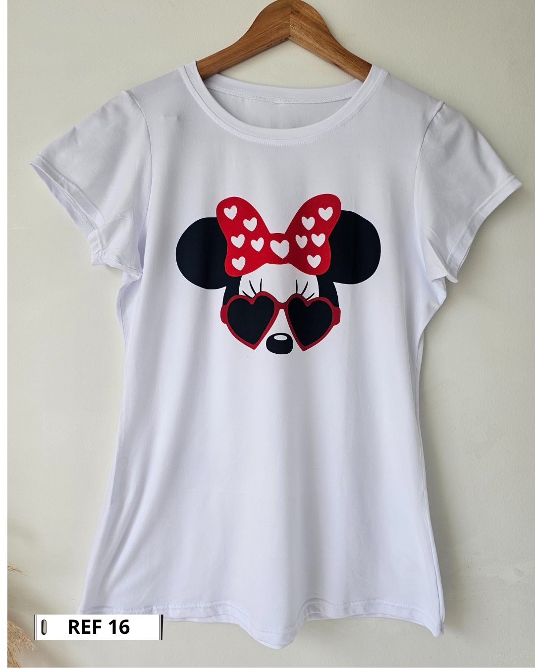 Camiseta blanca para mujer en tela piel de durazno con estampados sublimados de mariposas, flores y moda. Camiseta de cuello redondo y manga corta. Talla única. Jessi Boutique.