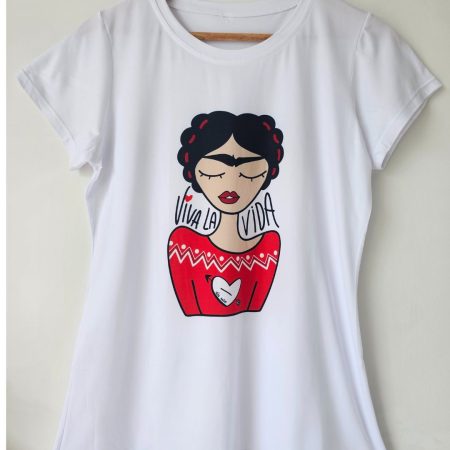 Camiseta blanca para mujer en tela piel de durazno con estampados sublimados de mariposas, flores y moda. Camiseta de cuello redondo y manga corta. Talla única. Jessi Boutique.