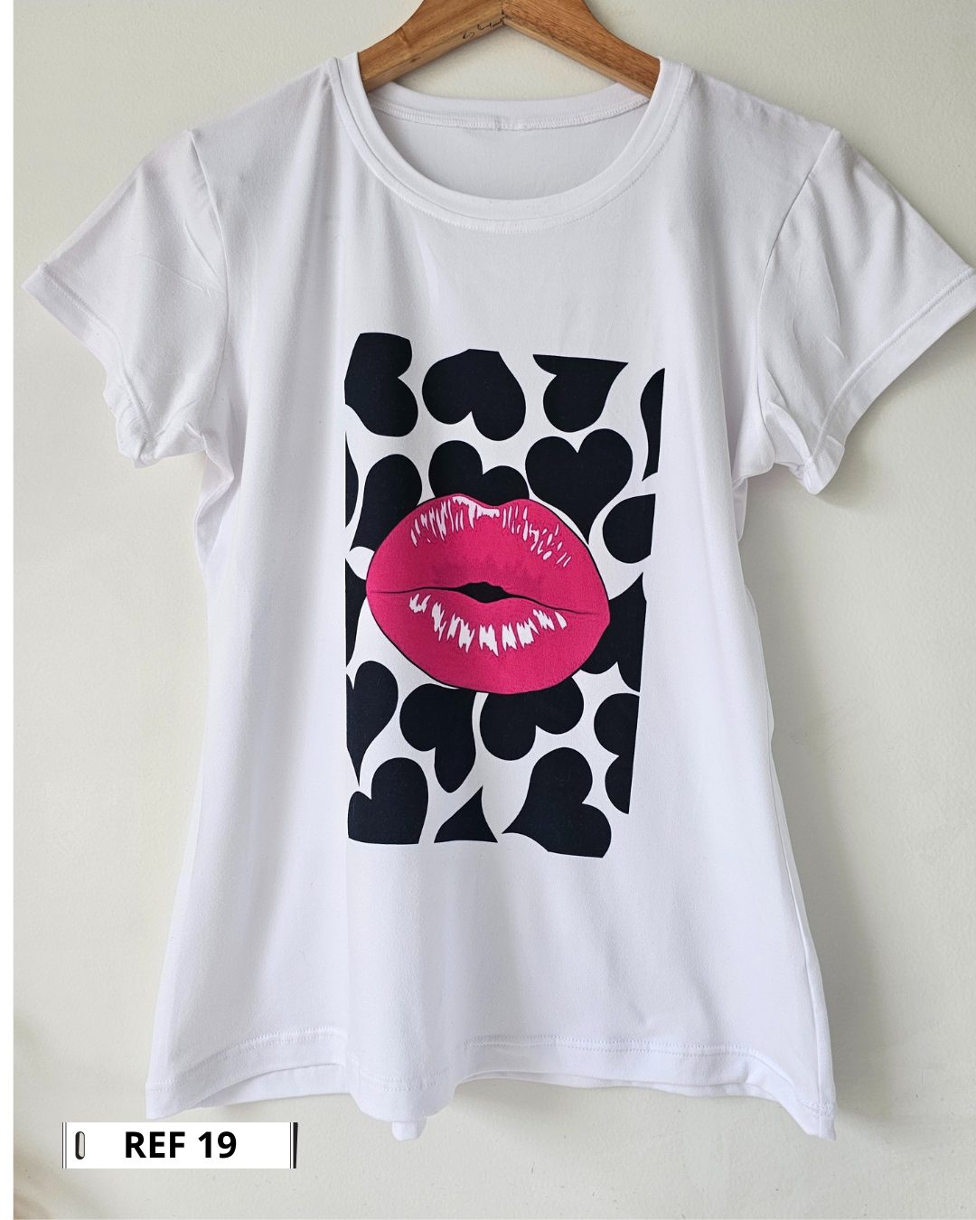 Camiseta blanca para mujer en tela piel de durazno con estampados sublimados de mariposas, flores y moda. Camiseta de cuello redondo y manga corta. Talla única. Jessi Boutique.