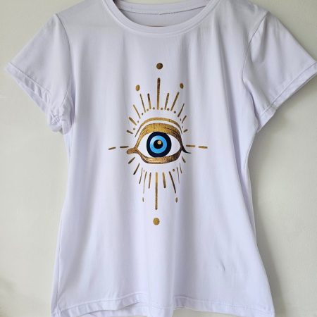 Camiseta blanca para mujer en tela piel de durazno con estampados sublimados de mariposas, flores y moda. Camiseta de cuello redondo y manga corta. Talla única. Jessi Boutique.