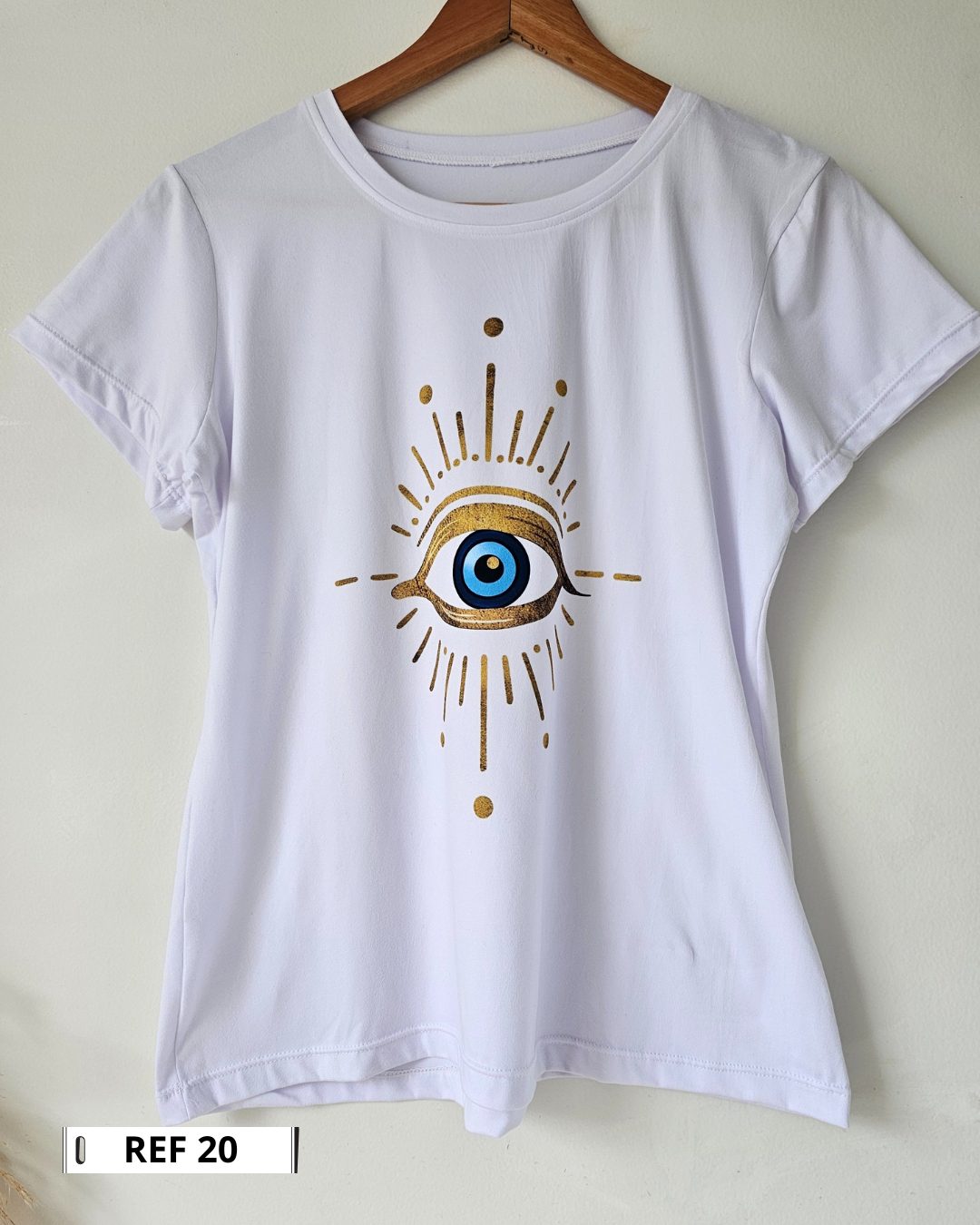 Camiseta blanca para mujer en tela piel de durazno con estampados sublimados de mariposas, flores y moda. Camiseta de cuello redondo y manga corta. Talla única. Jessi Boutique.