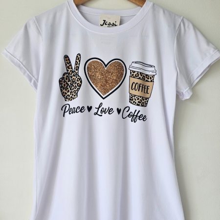 Camiseta blanca para mujer en tela piel de durazno con estampados sublimados de mariposas, flores y moda. Camiseta de cuello redondo y manga corta. Talla única. Jessi Boutique.