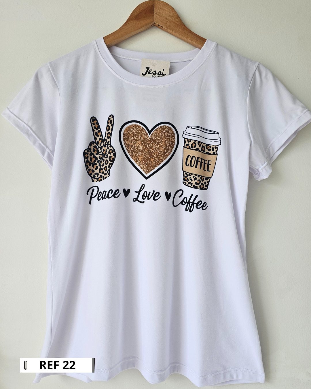 Camiseta blanca para mujer en tela piel de durazno con estampados sublimados de mariposas, flores y moda. Camiseta de cuello redondo y manga corta. Talla única. Jessi Boutique.
