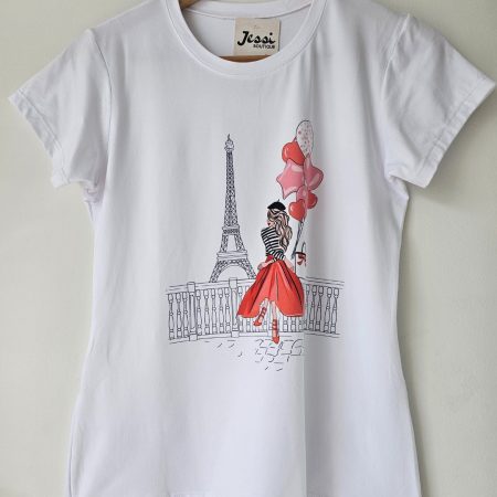 Camiseta blanca para mujer en tela piel de durazno con estampados sublimados de mariposas, flores y moda. Camiseta de cuello redondo y manga corta. Talla única. Jessi Boutique.