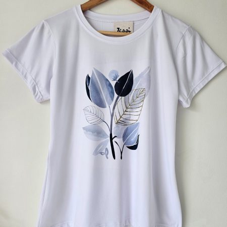 Camiseta blanca para mujer en tela piel de durazno con estampados sublimados de mariposas, flores y moda. Camiseta de cuello redondo y manga corta. Talla única. Jessi Boutique.
