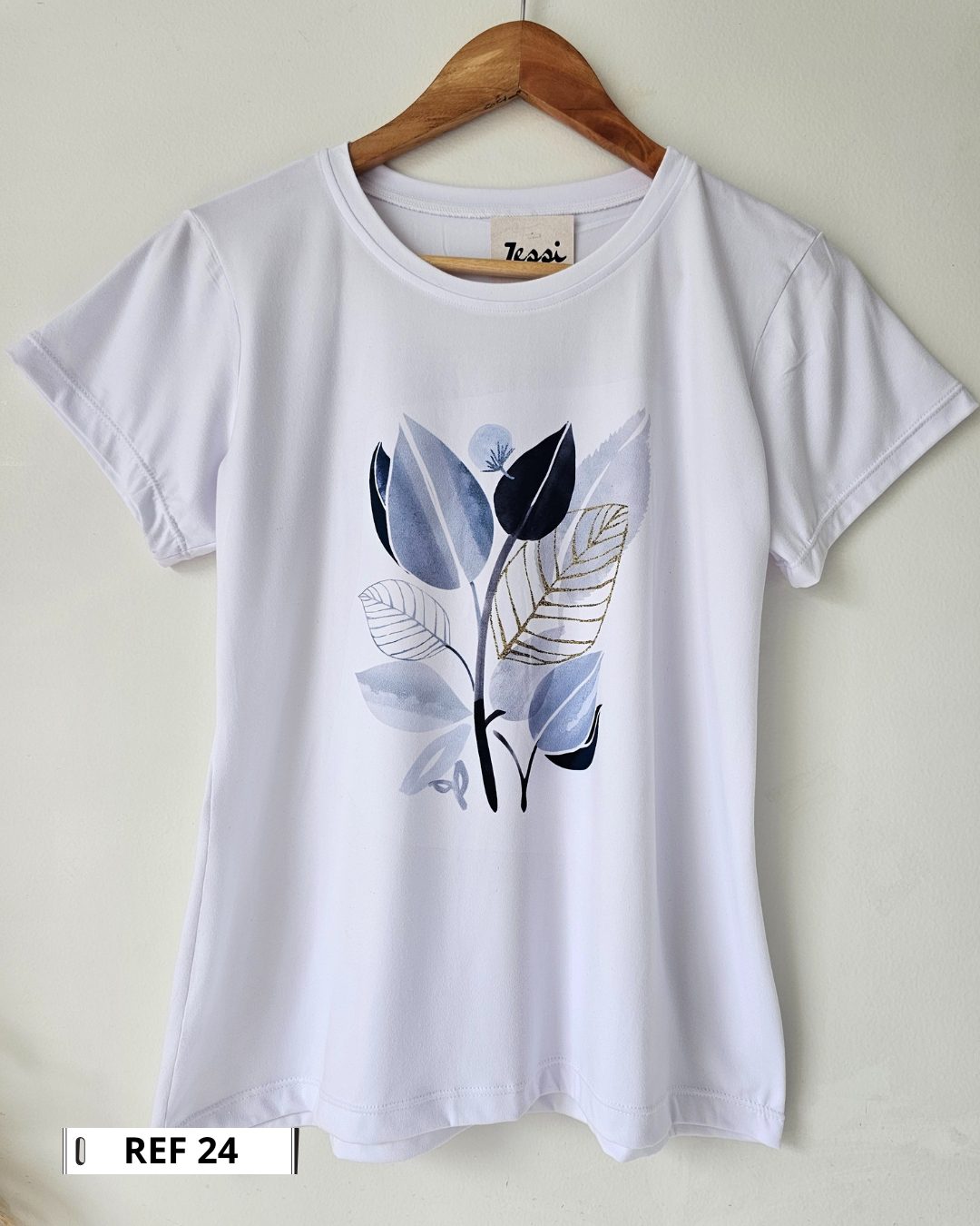 Camiseta blanca para mujer en tela piel de durazno con estampados sublimados de mariposas, flores y moda. Camiseta de cuello redondo y manga corta. Talla única. Jessi Boutique.