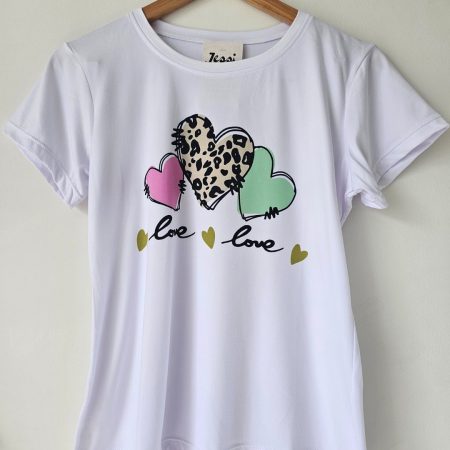 Camiseta blanca para mujer en tela piel de durazno con estampados sublimados de mariposas, flores y moda. Camiseta de cuello redondo y manga corta. Talla única. Jessi Boutique.