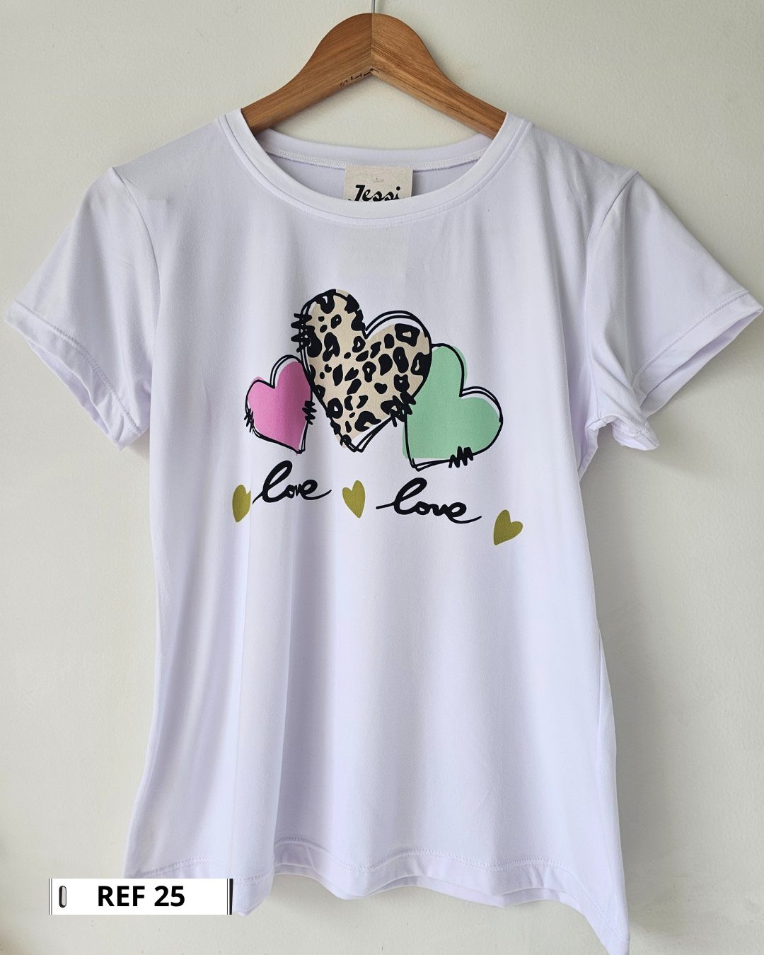 Camiseta blanca para mujer en tela piel de durazno con estampados sublimados de mariposas, flores y moda. Camiseta de cuello redondo y manga corta. Talla única. Jessi Boutique.