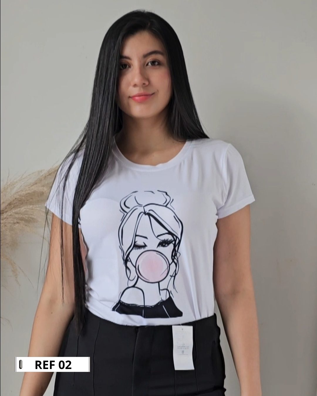 Camiseta blanca para mujer en tela piel de durazno con estampados sublimados de mariposas, flores y moda. Camiseta de cuello redondo y manga corta. Talla única. Jessi Boutique.
