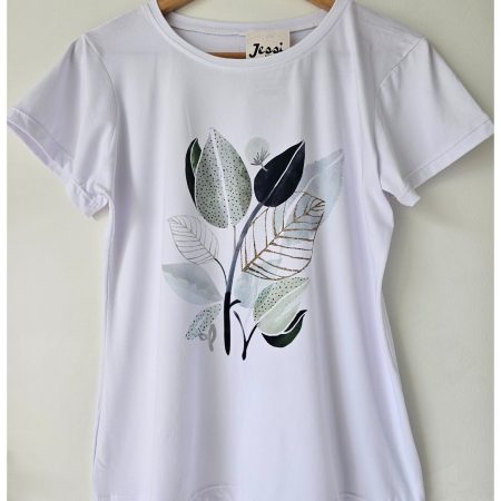 Camiseta blanca para mujer en tela piel de durazno con estampados sublimados de mariposas, flores y moda. Camiseta de cuello redondo y manga corta. Talla única. Jessi Boutique.