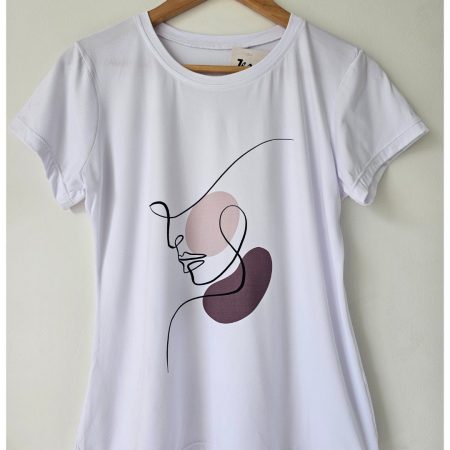 Camiseta blanca para mujer en tela piel de durazno con estampados sublimados de mariposas, flores y moda. Camiseta de cuello redondo y manga corta. Talla única. Jessi Boutique.