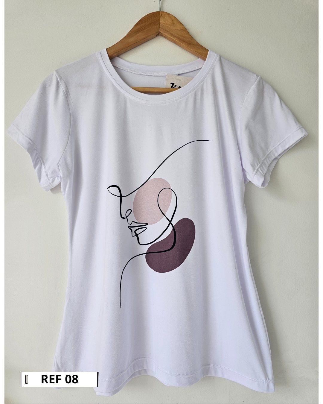 Camiseta blanca para mujer en tela piel de durazno con estampados sublimados de mariposas, flores y moda. Camiseta de cuello redondo y manga corta. Talla única. Jessi Boutique.