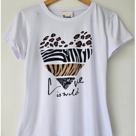 Camiseta blanca para mujer en tela piel de durazno con estampados sublimados de mariposas, flores y moda. Camiseta de cuello redondo y manga corta. Talla única. Jessi Boutique.