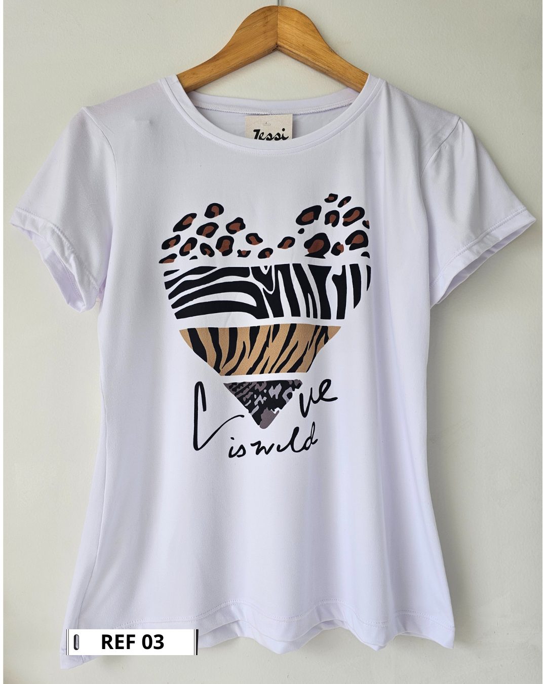Camiseta blanca para mujer en tela piel de durazno con estampados sublimados de mariposas, flores y moda. Camiseta de cuello redondo y manga corta. Talla única. Jessi Boutique.