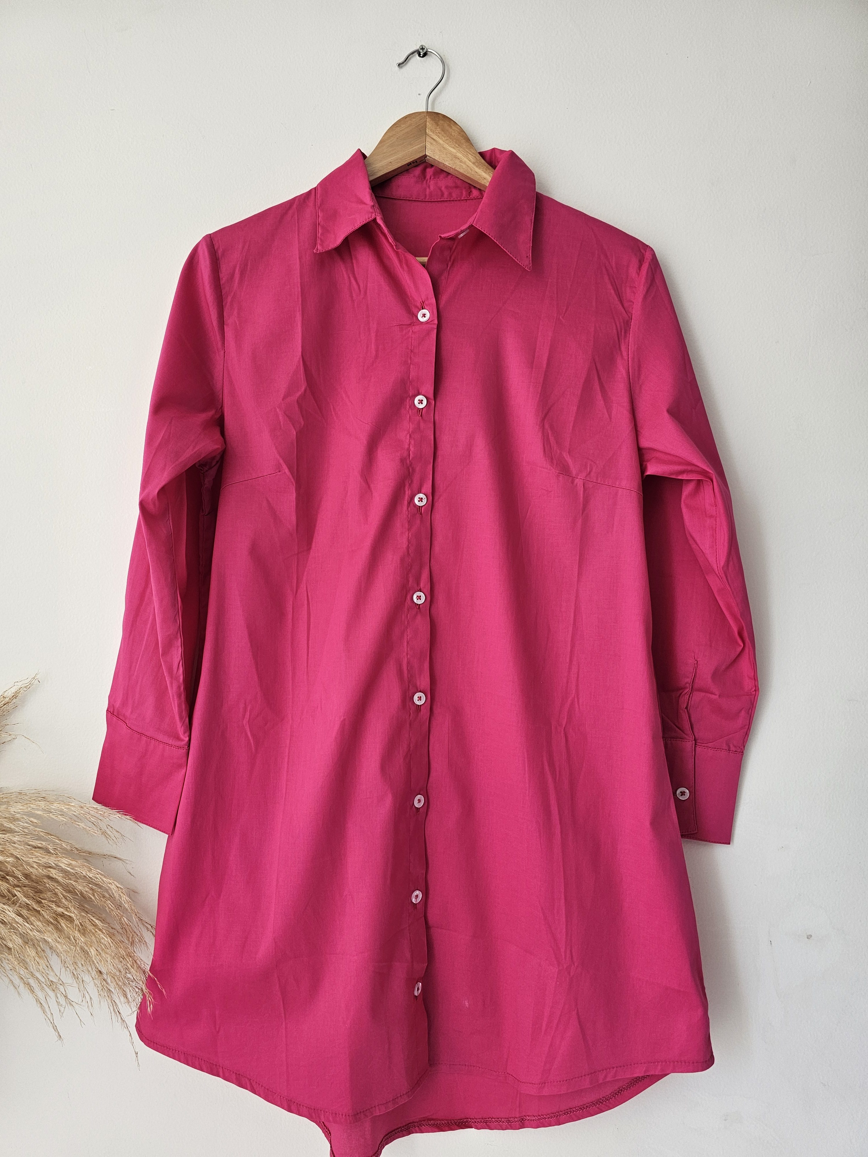 estido corto para mujer en popelina café. Vestido sin mangas elegante de silueta estructurada. Vestido fresco de algodón popelín para clima cálido. Moda femenina Jessi Boutique