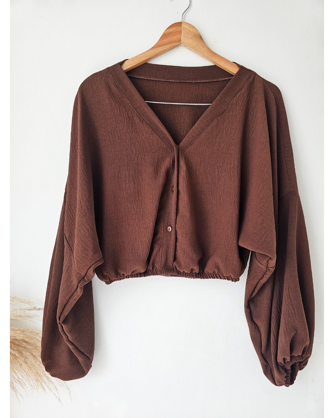 Blusa para mujer en material Capri con resorte en cintura y puños. Blusa de manga larga fresca y elegante disponible en colores pasteles y neutros. Moda femenina Jessi Boutique