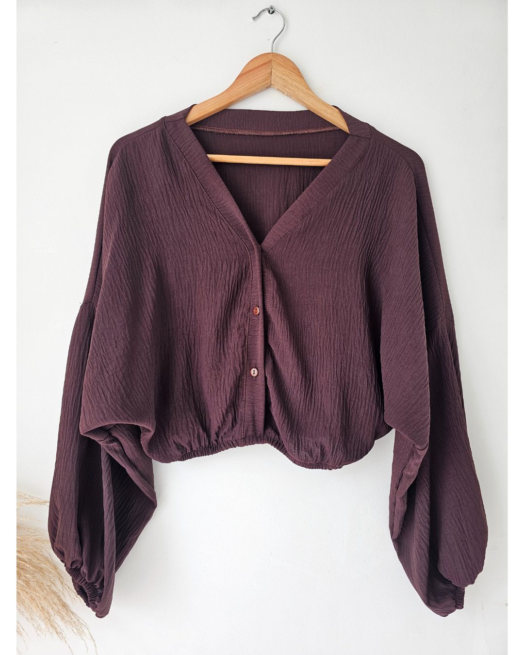 Blusa para mujer en material Capri con resorte en cintura y puños. Blusa de manga larga fresca y elegante disponible en colores pasteles y neutros. Moda femenina Jessi Boutique