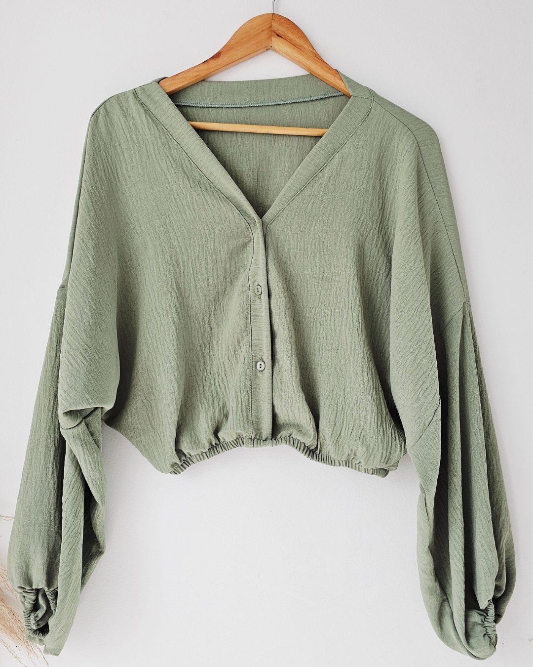 Blusa para mujer en material Capri con resorte en cintura y puños. Blusa de manga larga fresca y elegante disponible en colores pasteles y neutros. Moda femenina Jessi Boutique