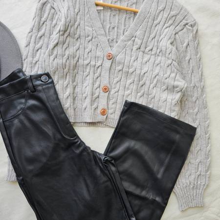Cárdigan para mujer en tejido de punto con botones. Suéter abierto de manga larga en color neutro. Chaqueta de hilo suave para clima templado. Moda femenina Jessi Boutique