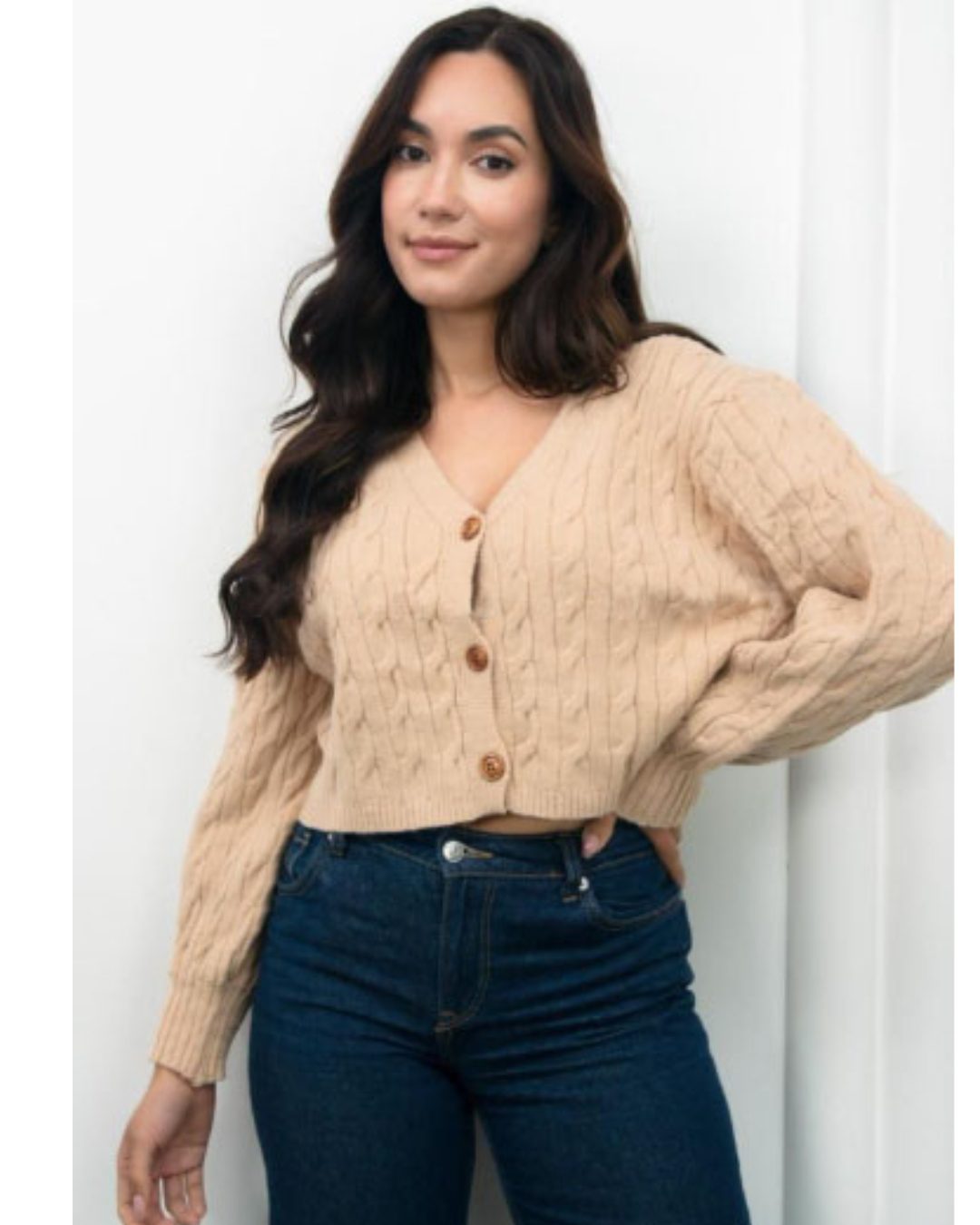 Cárdigan para mujer en tejido de punto con botones. Suéter abierto de manga larga en color neutro. Chaqueta de hilo suave para clima templado. Moda femenina Jessi Boutique