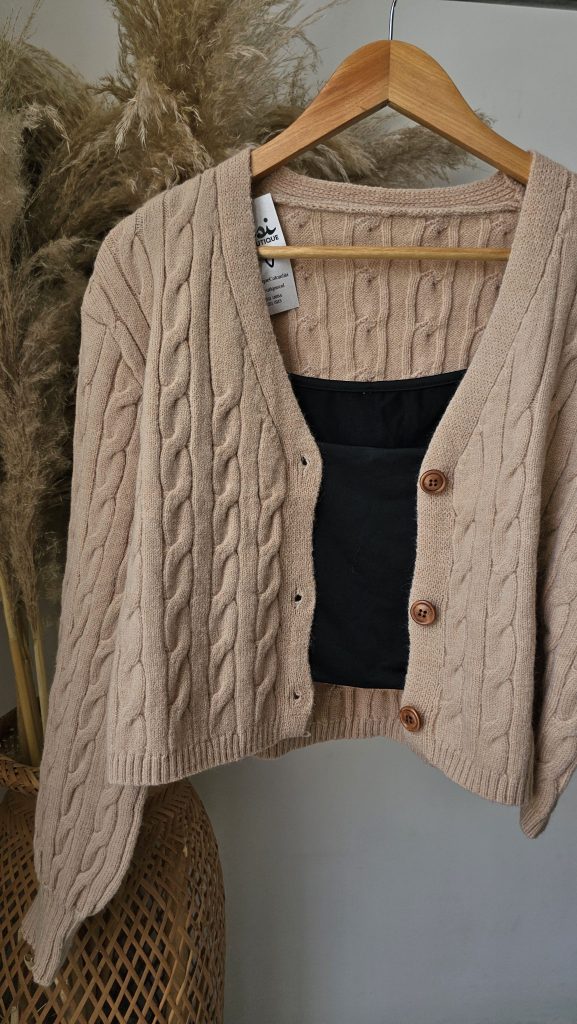Cárdigan para mujer en tejido de punto con botones. Suéter abierto de manga larga en color neutro. Chaqueta de hilo suave para clima templado. Moda femenina Jessi Boutique