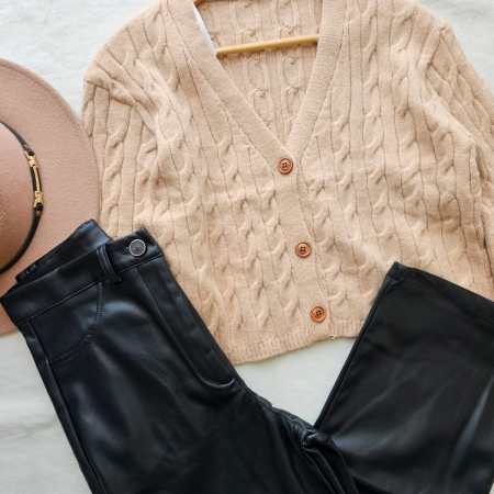 Cárdigan para mujer en tejido de punto con botones. Suéter abierto de manga larga en color neutro. Chaqueta de hilo suave para clima templado. Moda femenina Jessi Boutique