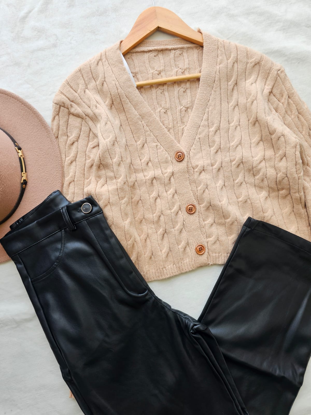 Cárdigan para mujer en tejido de punto con botones. Suéter abierto de manga larga en color neutro. Chaqueta de hilo suave para clima templado. Moda femenina Jessi Boutique