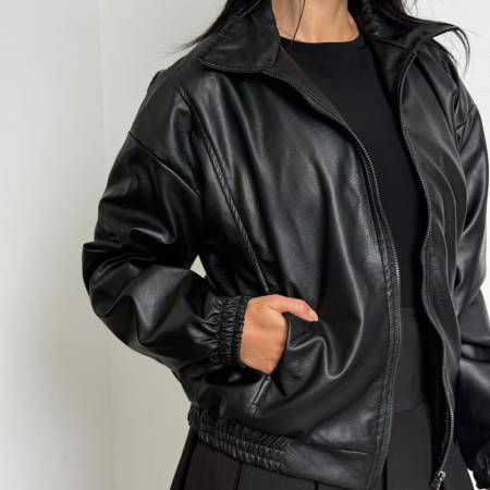 Cazadora tipo cuero para mujer negra y café. Chaqueta oversized de cuero tex con forro. Bomber jacket de cuero sintético para mujer. Moda urbana femenina Jessi Boutique