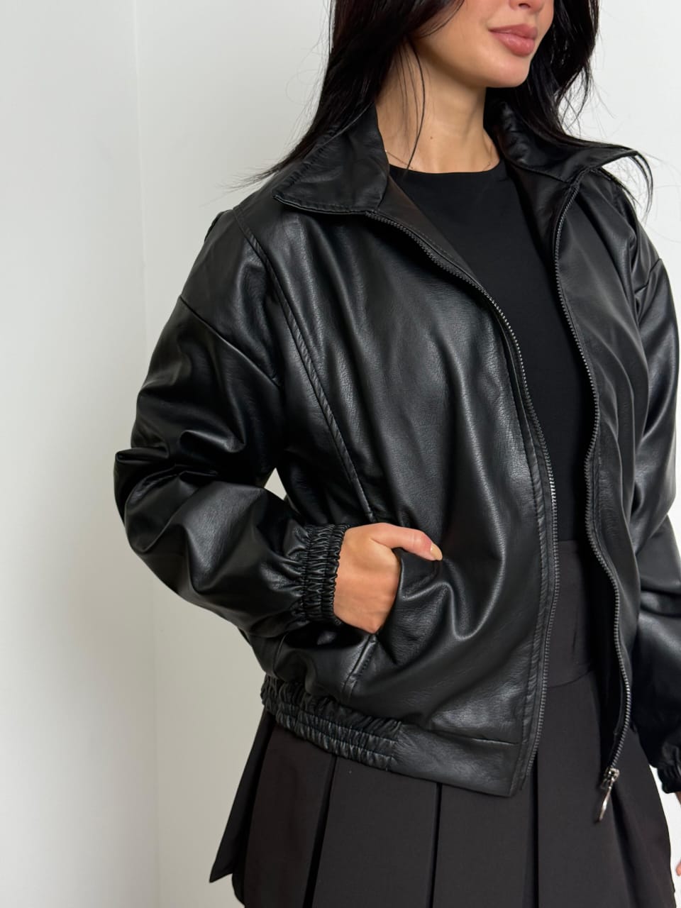 Cazadora tipo cuero para mujer negra y café. Chaqueta oversized de cuero tex con forro. Bomber jacket de cuero sintético para mujer. Moda urbana femenina Jessi Boutique