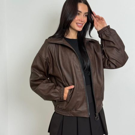 Cazadora tipo cuero para mujer negra y café. Chaqueta oversized de cuero tex con forro. Bomber jacket de cuero sintético para mujer. Moda urbana femenina Jessi Boutique