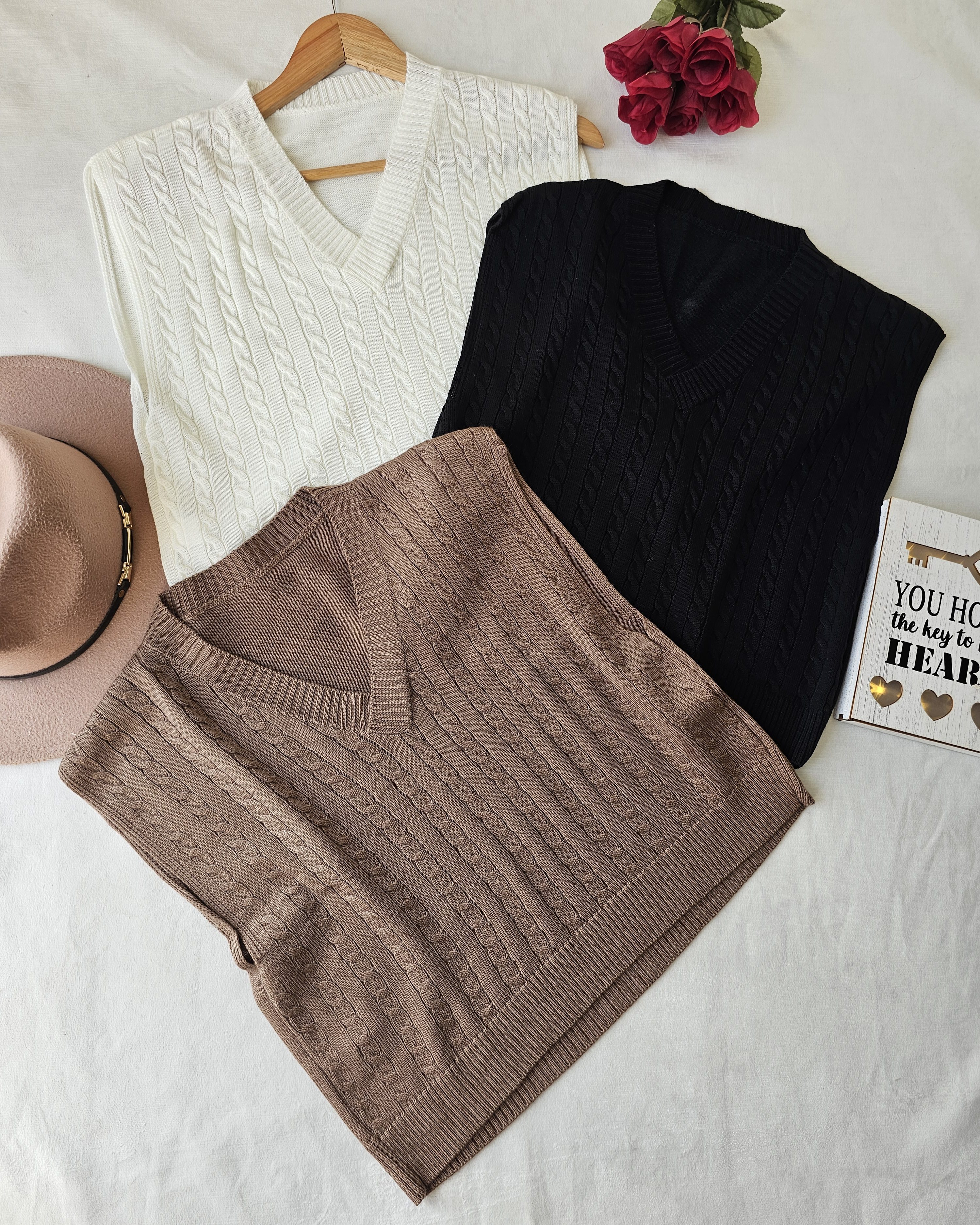 Chaleco tejido para mujer con cuello en V. Chaleco de punto sin mangas en color beige y gris. Blusa tejida de silueta relajada. Moda femenina Jessi Boutique